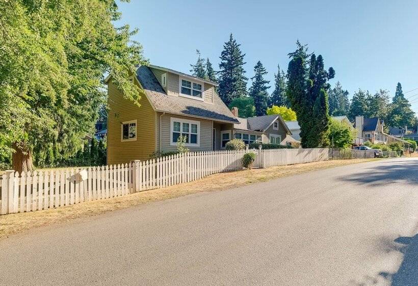 Charming Indianola Home: Walk To Town!