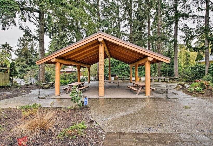 Charming Indianola Home: Walk To Town!