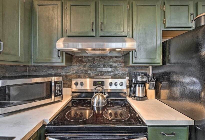 Walk To Arrowhead Lake: Cabin W/ Private Hot Tub!