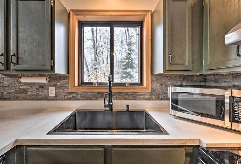 Walk To Arrowhead Lake: Cabin W/ Private Hot Tub!