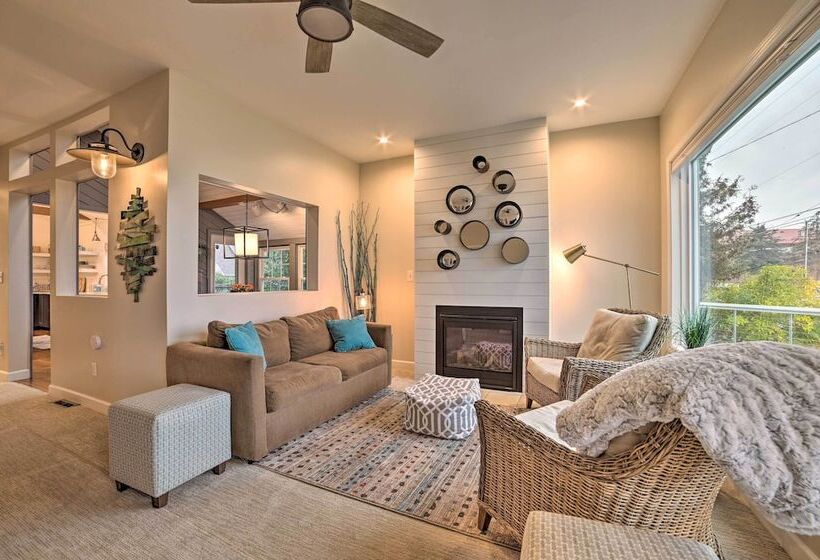 Chic Manistee Cottage: Steps To Lake Michigan!