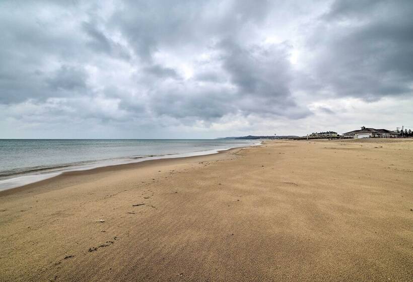 Chic Manistee Cottage: Steps To Lake Michigan!