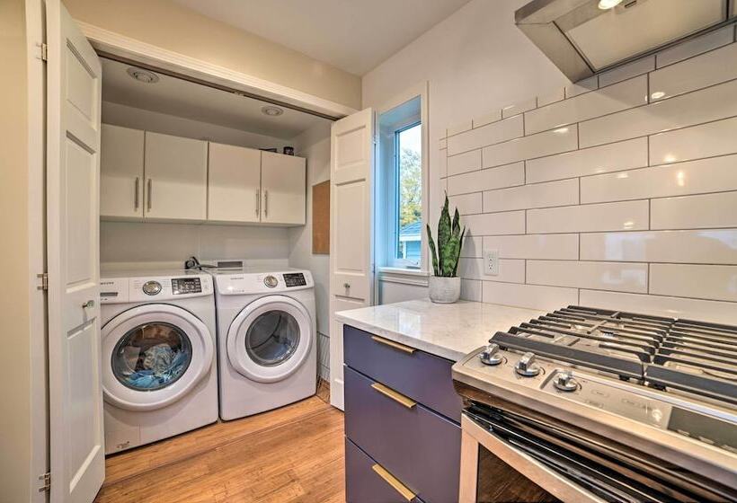 Chic Manistee Cottage: Steps To Lake Michigan!