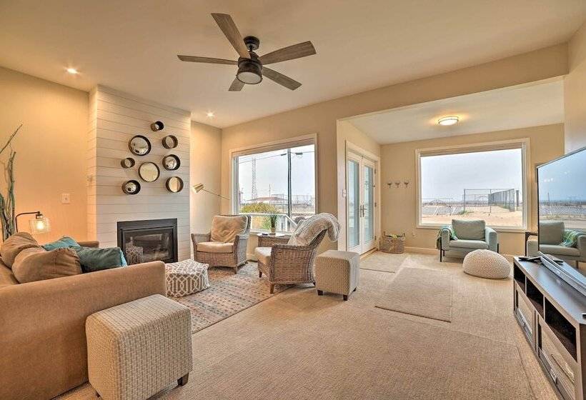 Chic Manistee Cottage: Steps To Lake Michigan!