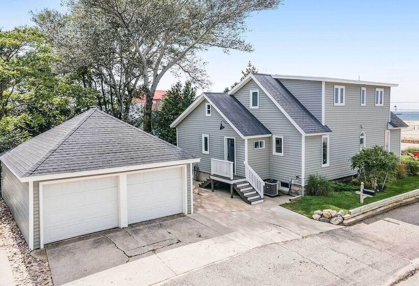 Chic Manistee Cottage: Steps To Lake Michigan!