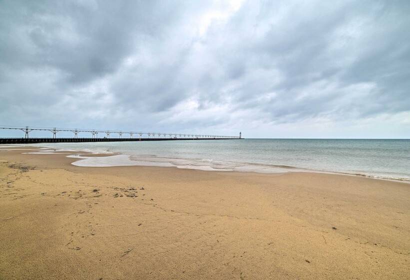 Chic Manistee Cottage: Steps To Lake Michigan!