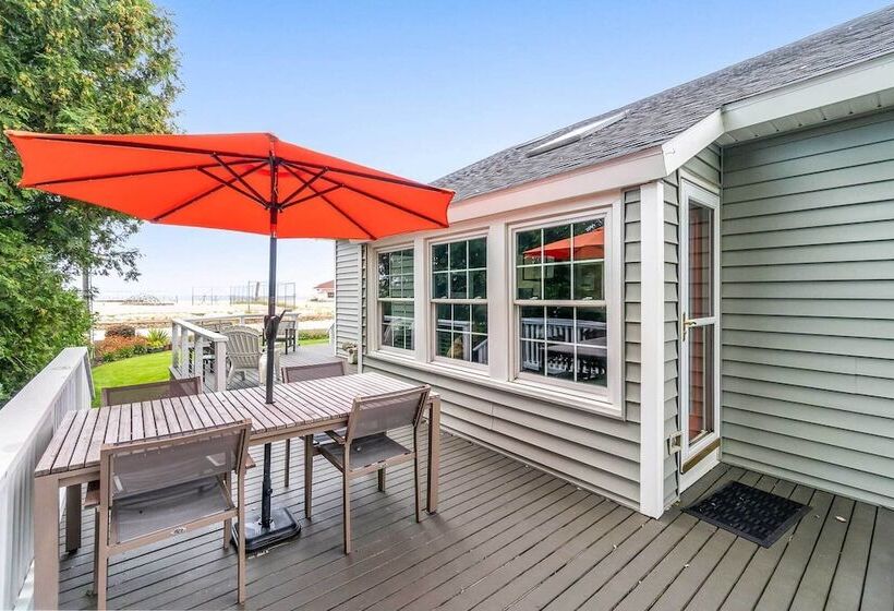 Chic Manistee Cottage: Steps To Lake Michigan!