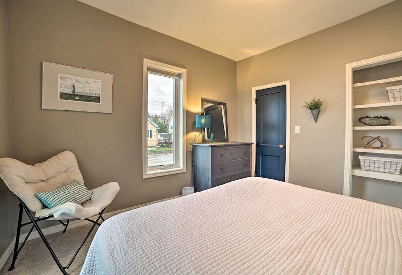 Chic Manistee Cottage: Steps To Lake Michigan!