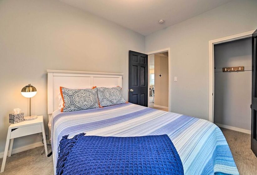 Chic Manistee Cottage: Steps To Lake Michigan!