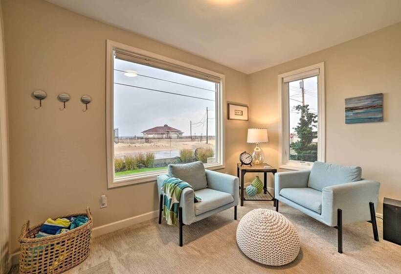Chic Manistee Cottage: Steps To Lake Michigan!