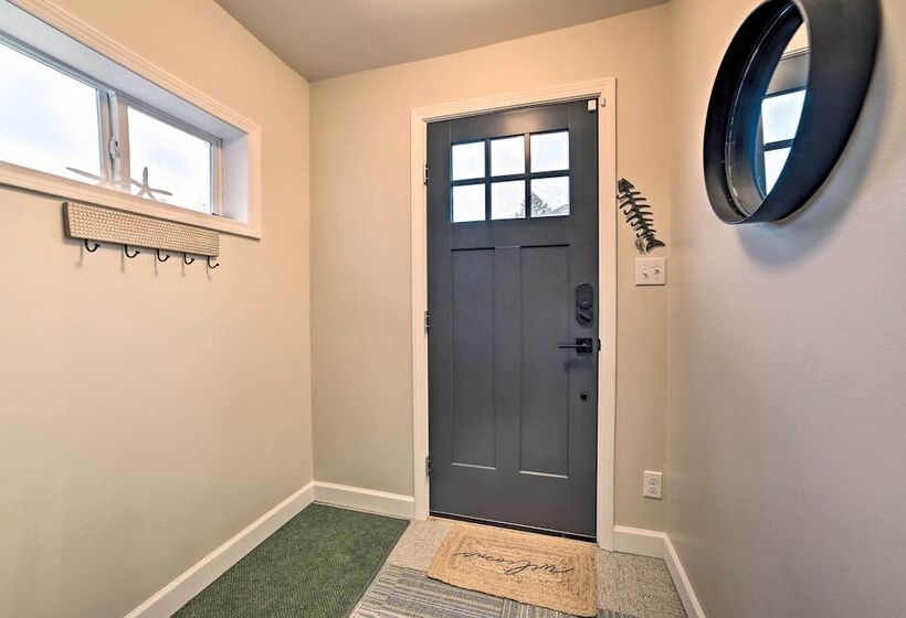 Chic Manistee Cottage: Steps To Lake Michigan!