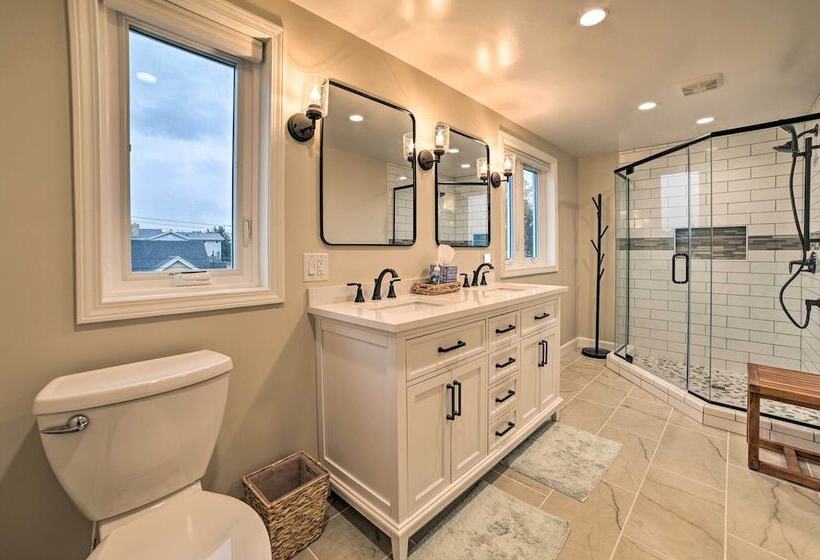 Chic Manistee Cottage: Steps To Lake Michigan!