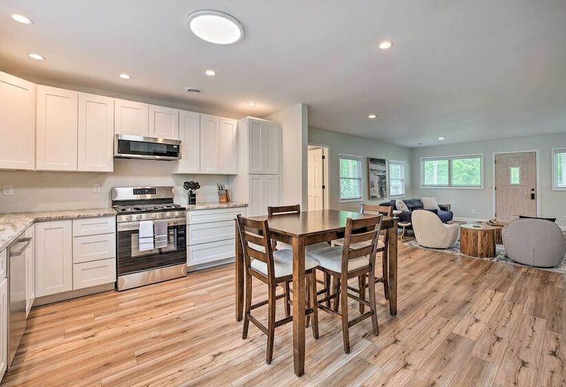 Chic Watervliet Digs Walk To Paw Paw Lake!