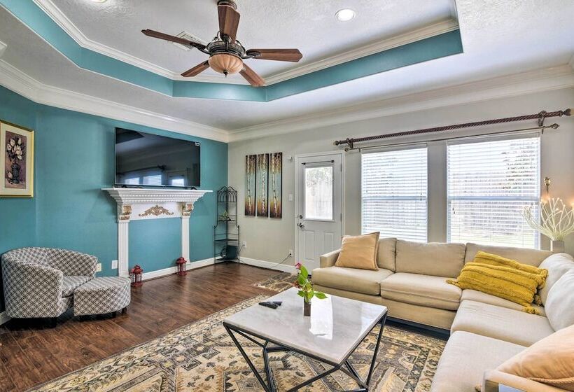 Spacious & Central Katy Retreat: 27 Mi To Houston!