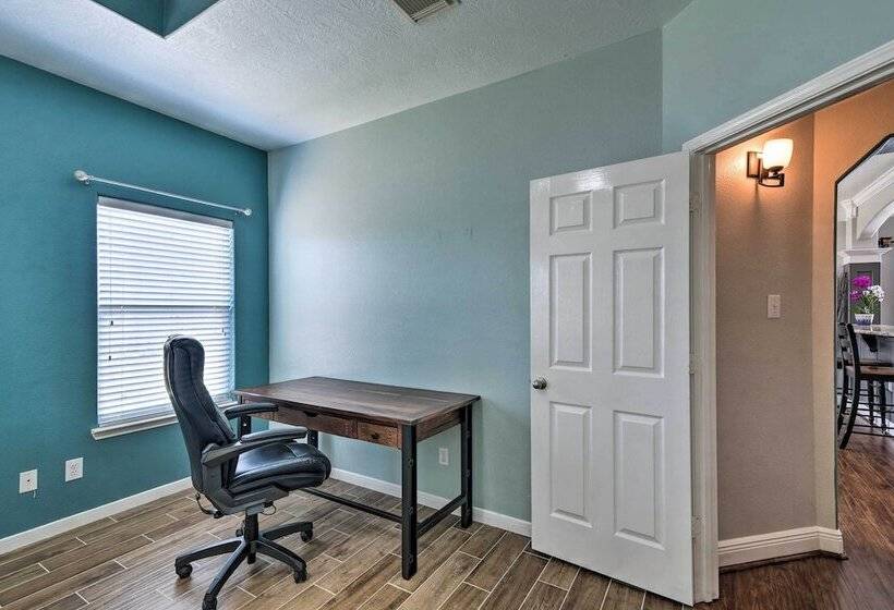 Spacious & Central Katy Retreat: 27 Mi To Houston!