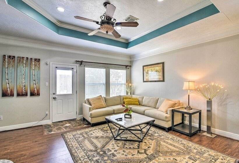 Spacious & Central Katy Retreat: 27 Mi To Houston!