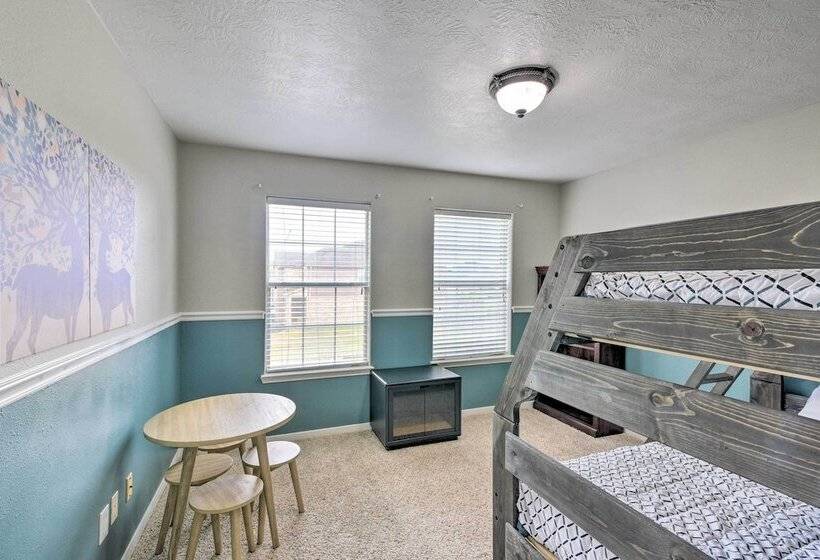 Spacious & Central Katy Retreat: 27 Mi To Houston!