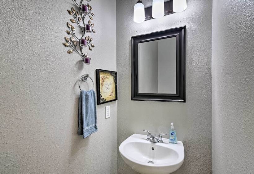 Spacious & Central Katy Retreat: 27 Mi To Houston!