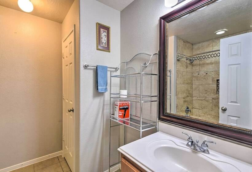 Spacious & Central Katy Retreat: 27 Mi To Houston!