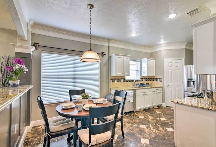 Spacious & Central Katy Retreat: 27 Mi To Houston!