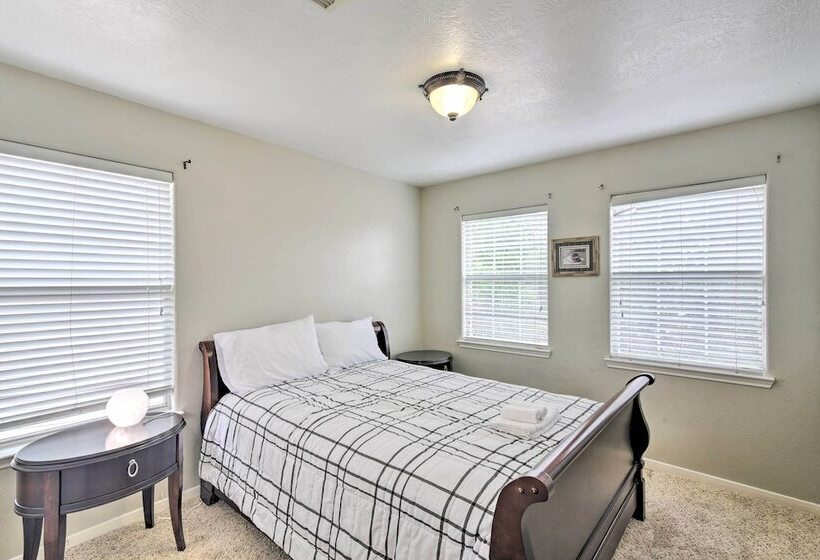 Spacious & Central Katy Retreat: 27 Mi To Houston!