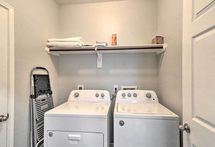 Spacious & Central Katy Retreat: 27 Mi To Houston!