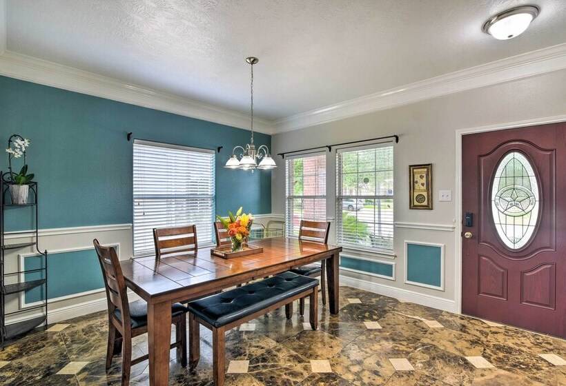 Spacious & Central Katy Retreat: 27 Mi To Houston!