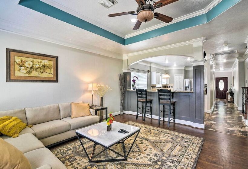 Spacious & Central Katy Retreat: 27 Mi To Houston!