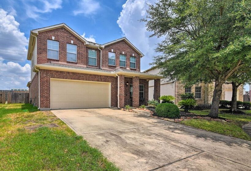 Spacious & Central Katy Retreat: 27 Mi To Houston!