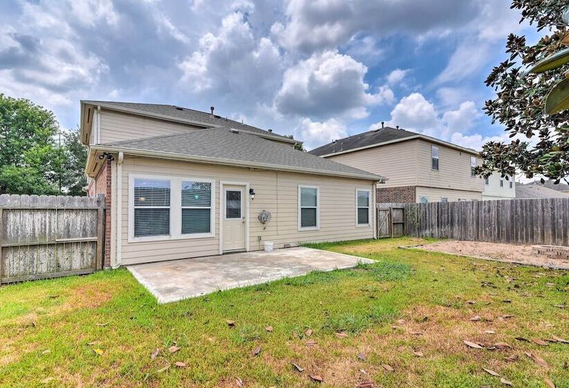 Spacious & Central Katy Retreat: 27 Mi To Houston!