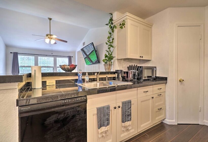 Cozy Austin Area Home W/ Yard, 20 Mi To Dtwn!