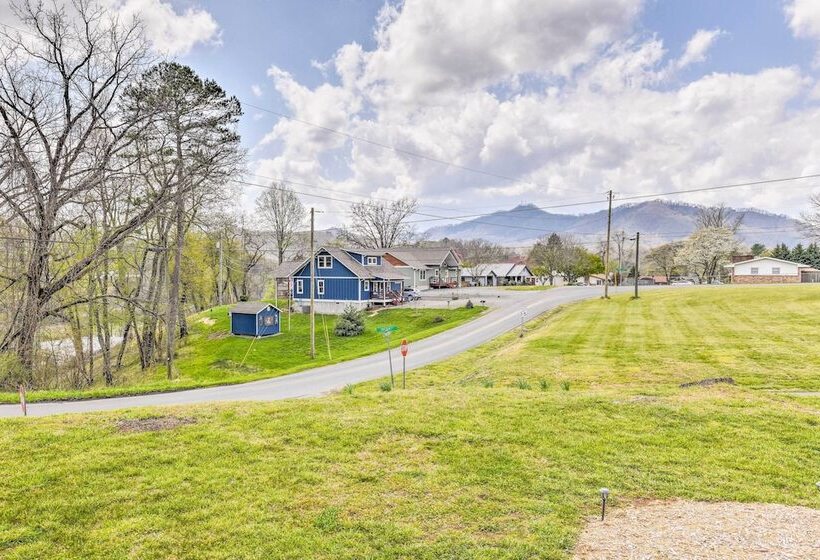 Cozy Bryson City Home W/ Fire Pit & Mtn Views!