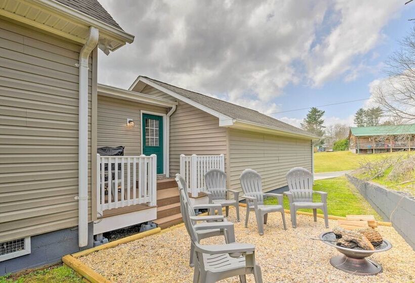 Cozy Bryson City Home W/ Fire Pit & Mtn Views!