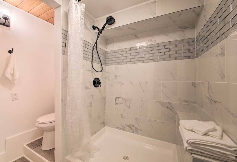 Cozy Colonial Home W/ Bay Access & Water View