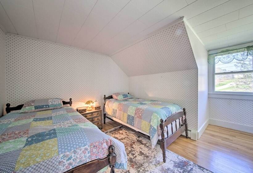 Cozy Colonial Home W/ Bay Access & Water View