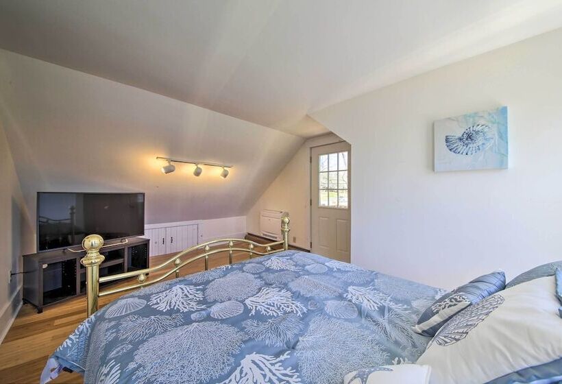 Cozy Colonial Home W/ Bay Access & Water View