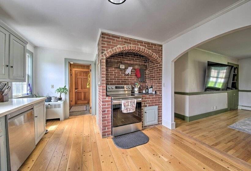 Cozy Colonial Home W/ Bay Access & Water View