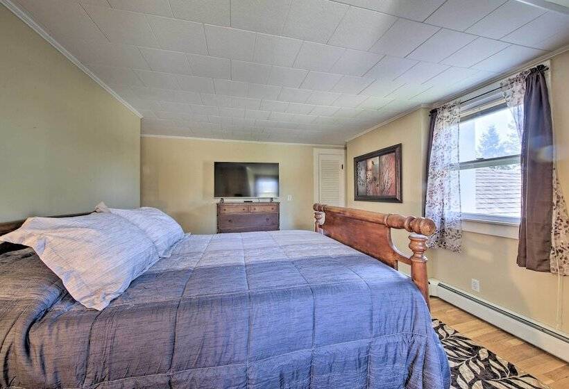 Cozy Colonial Home W/ Bay Access & Water View