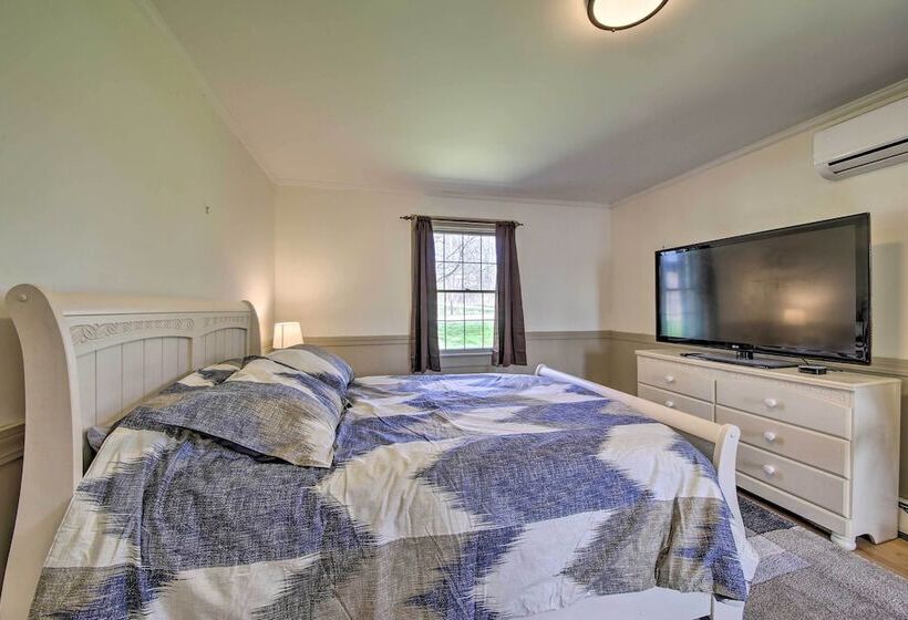 Cozy Colonial Home W/ Bay Access & Water View