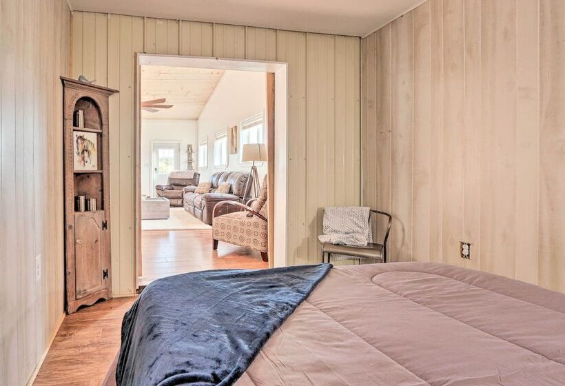 Pet Friendly Retreat On A Horse Breeding Farm!