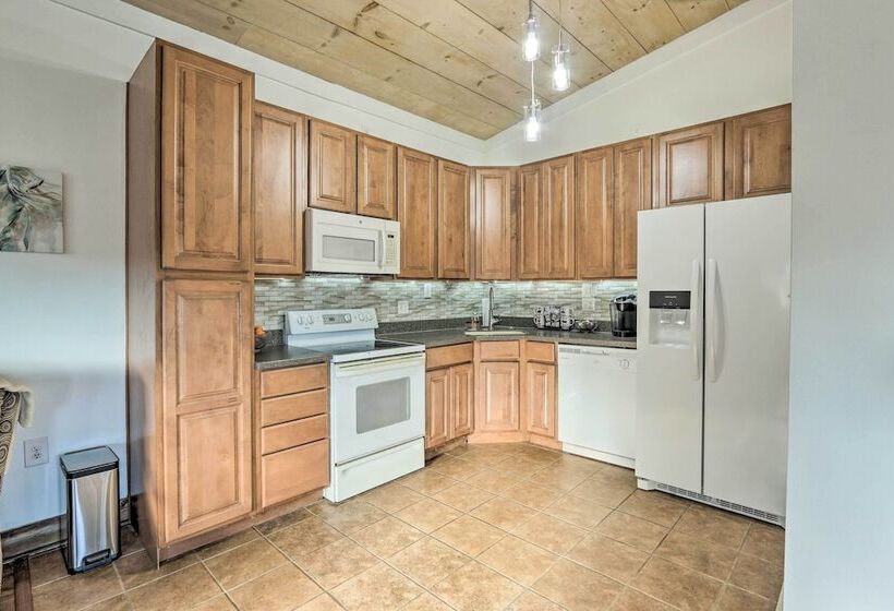 Pet Friendly Retreat On A Horse Breeding Farm!