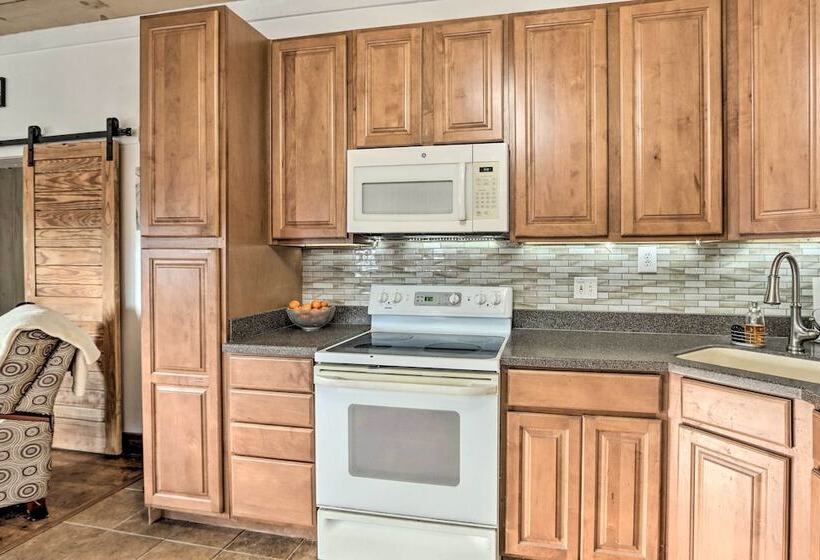 Pet Friendly Retreat On A Horse Breeding Farm!