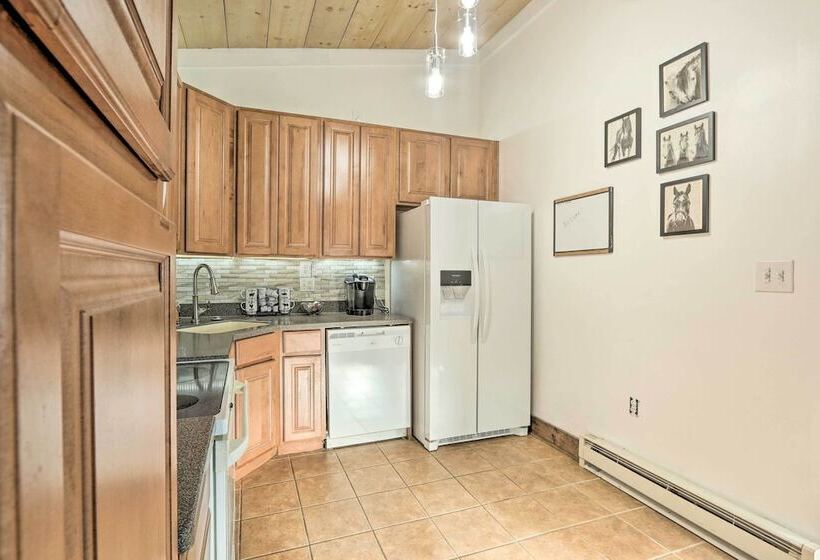 Pet Friendly Retreat On A Horse Breeding Farm!