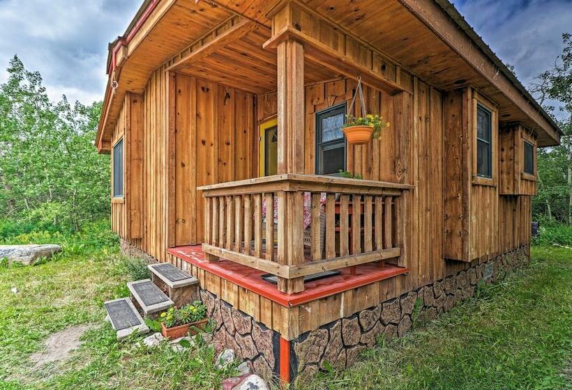 Cozy Duck Lake Cabin Near Glacier Natl Park!