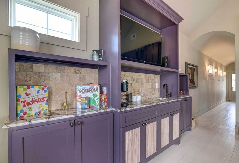 1 Mi To Historic Pleasure Pier: Home W/ Grill!