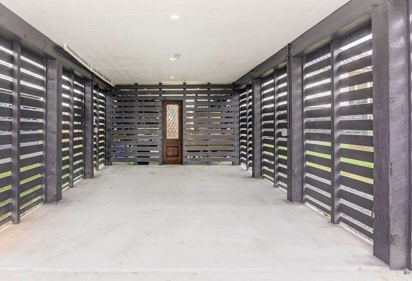 1 Mi To Historic Pleasure Pier: Home W/ Grill!