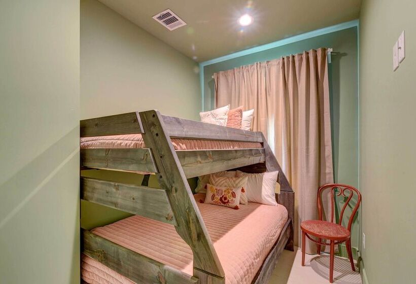 1 Mi To Historic Pleasure Pier: Home W/ Grill!