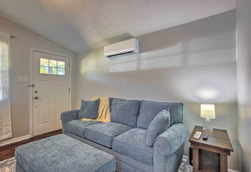 Cozy Montgomery Home: Walk To Lake Conroe!