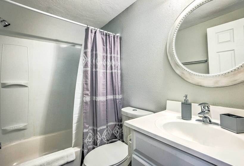 Cozy Montgomery Home: Walk To Lake Conroe!