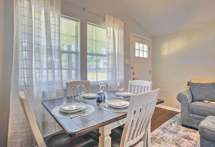 Cozy Montgomery Home: Walk To Lake Conroe!